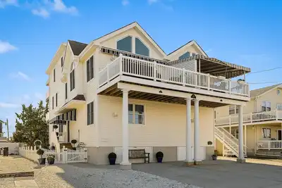 Image de Conveniently located on the Southern end of Avalon Business District and only 2, 5 blocks to the beach and boardwalk.