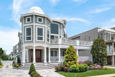 Image de This beautiful home is second from the ocean and has 6 bedrooms and 5 full baths.