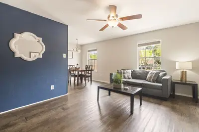 Image de 2 Blocks from At&T Stadium ★ Comfy Beds ★ Inviting