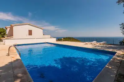 Image de Joli appartement avec magnifiques vues à la mer et piscine.