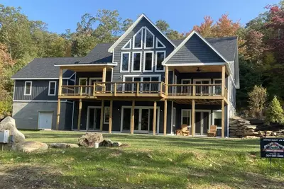 Image de Anchors Way on the Lake