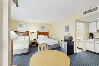 3rd floor studio w/ shared hot tub, free WiFi, shared pool, balcony & central Ac