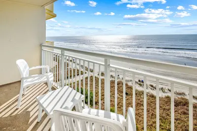 Image de 9th floor oceanfront condo w/ free WiFi, balcony, central Ac, shared hot tub