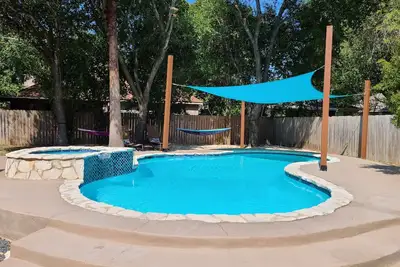 Image de Vrbo Home Away Paradise Getaway House- With Pool and Hot Tub!