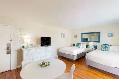 2nd floor ocean view studio w/kitchenette, A/C, WiFi, shared hot tub, pools