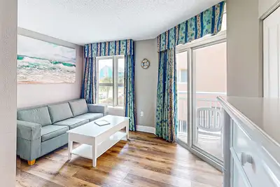 Image de Snowbird-friendly studio with central Ac, balcony, hot tub, pool & beach access