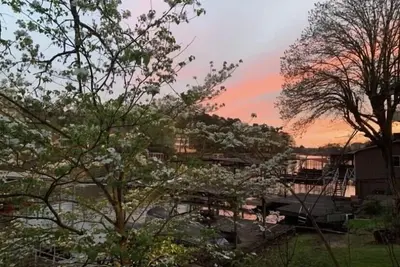 Image de “Seclusion” - Swim-Boat Dock, Hot Tub, Fire Pit, Kayaks for rent on property