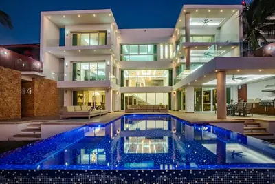 Image de Olympus Home - Luxury Oceanfront House w/Private Pier + Pool