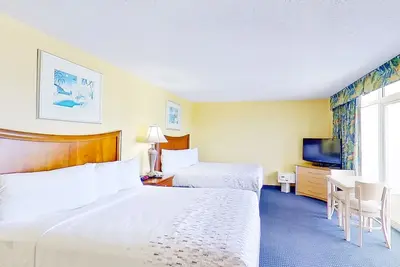 17th floor ocean view studio w/ central Ac, shared pool, balcony, shared hot tub