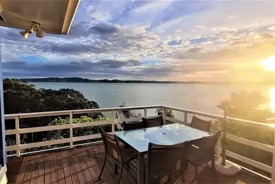 Image de Beautiful waterfront views + so handy to town