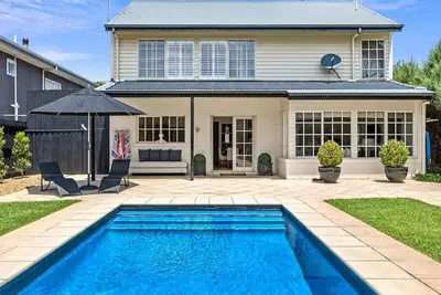 Bella Vista Retreat With Pool, 950m to Beach