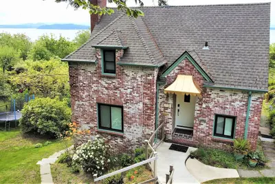 Image de Amazing and serene view house, art deco charmer, fully restored