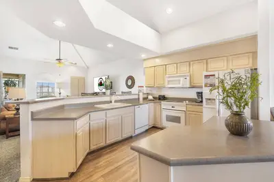 Image de Stylish 3br Condo • Full Kitchen + Sunroom • Sleeps 8