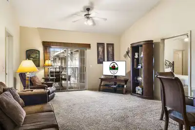 Image de 3 Bedroom, 3 Bathroom Golf Condo with an Ha Bathroom