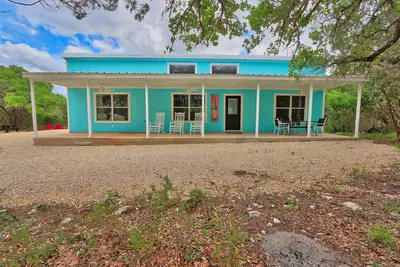 Image de The Driftwoods - 3br Blue House with Hot Tub
