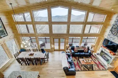 Image de Gorgeous 3 Story Cabin, Sleeps 14 w/ Views, Hot Tub, Pool Table, Bbq Grill, Arcade!