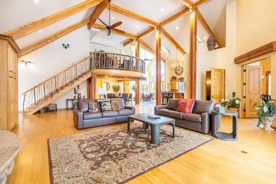 Image de 4 Min Drive to Main Street, Private Deck with Hot Tub and Mountain Views!