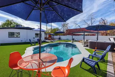 Image de Sunburst Escape l Walk to Grocery l Pool l Hot Tub
