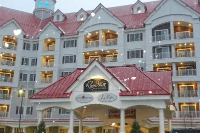 Riverwalk Resort at Loon Mountain with balcony & mountain view