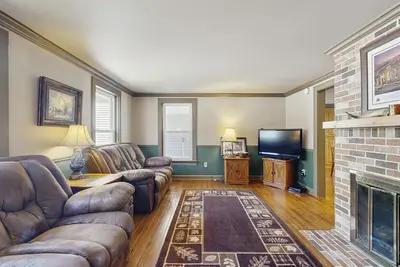 Image de Lakefront house on 73 acres with water views, jetted tub, pool table & bars