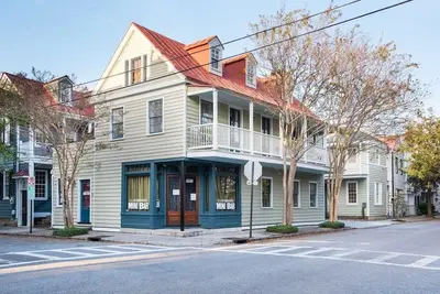 Image de Trendy Charleston 4br - Steps from King Street!