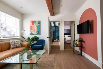 Image de Crosley Suite | Just Blocks to King Street!