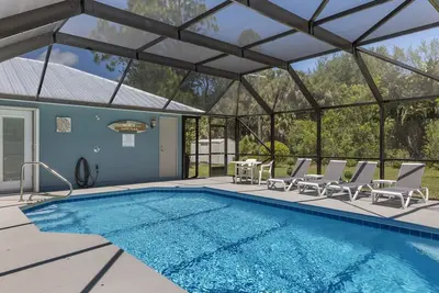 Image de 🍹🌞 Pool House Paradise! Heated Pool, Poolside Tv, Pool Table, Near Beaches!