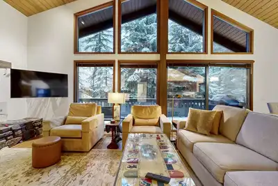 Relaxing, mountain-view house with two fireplaces, furnished deck, & fenced back