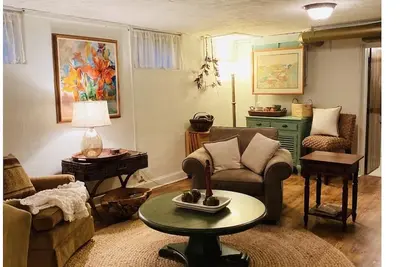 Image de Craftsman Style Brick Cottage 1937 downstairs apartment