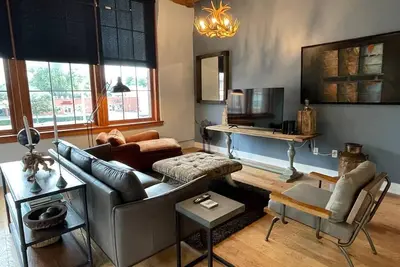 Image de New To Vrbo: Industrial History with a Modern Day Design Loft Apartment