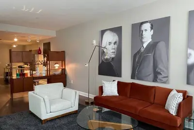 Image de Fabulous Mid-Century Modern Designed Unit In Downtown Rochester