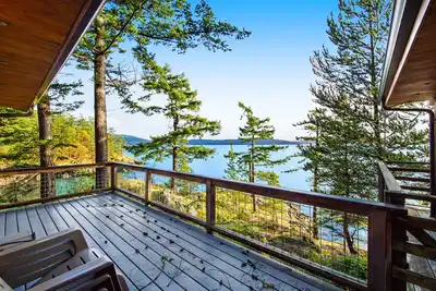 Image de Rustic waterfront cabin w/ free WiFi, a full kitchen, & furnished decks