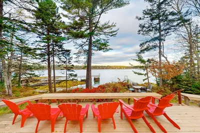 Image de Amazing waterfront home with private deck, views, private dock, & fireplace