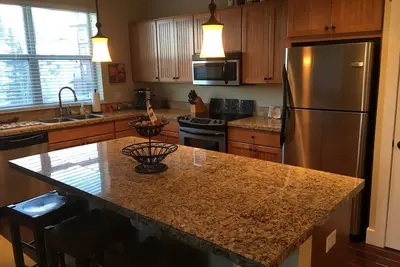 Image de Cozy Base Camp corner unit condo with large deck and great views of the valley.