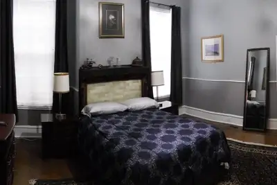 Image de Well Equipped Clean Comfy Downtown Apt with Parking