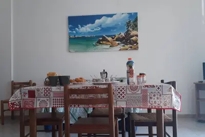 Maison de vacances avec cuisine et salon et balcon avant et arrière à San Foca