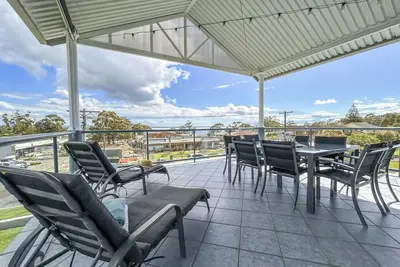 Image de Large House + Separate Apartment. Water Views & Walk to Beach