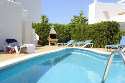 Image de Ferienhaus für 6 Personen mit Pool und Garten, Strandnah 200 Meter