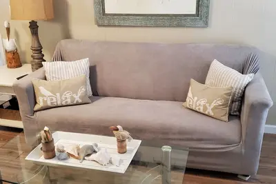 Image de Cozy updated cottage located downstairs and Steps away from beach access 9n.