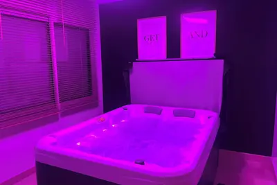 Image de Piscine CHAUFFÉE appt 2 personnes avec spa privé dans villa - plage à 300m