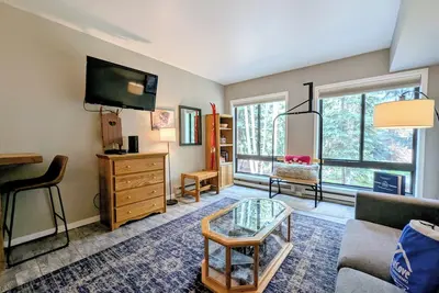Image de Cozy Studio condo close to skiing, hiking and biking trails!