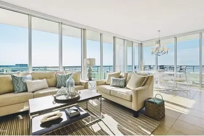 Image de Ocean Front, Amazing Balcony with Floor to Ceiling Windows. Sunsets & Sunrise.