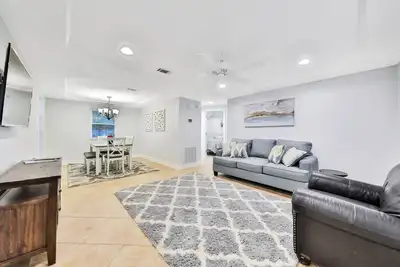 Image de ★Modern Orange Park Home  6+Beds & Washer&Dryer Fence★ 1 of 7 local properties