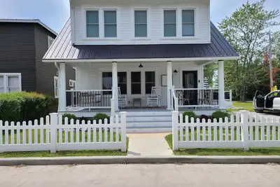 Image de Lake House located in the heart of The Strip.