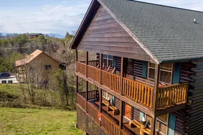 Image de Family fun upscale cabin w/ views, 3 king Br family cabin, game room, hot tub!