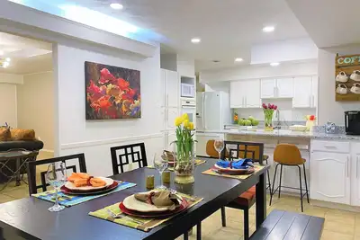 Image de Skylight-Walking Distance to the At&T stadium, attractions, and restaurants!