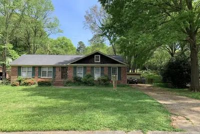 Image de Your Ideal Short-Term Stay in a Luxurious, Fully Furnished Executive Home