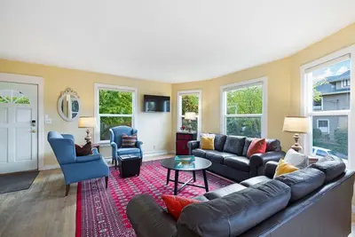 Minutes to Everything Seattle. New! Lower Mid-Week Rates