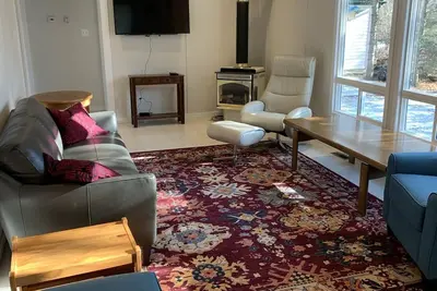Image de Year-round getaway near the lake.