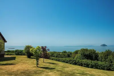 Image de Beautifully presented Cairn-O-Mhor affording spectacular views of Ailsa Craig and the Irish Sea.